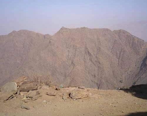 صورة للجبل الشاهق والمعسكر الاستراتيجي الذي سيطر عليه أبناء القبائل في حجور .. وتفاصيل الخيانة