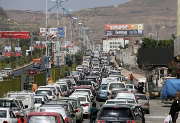 الحكومة تبشر المواطنين بحل أزمة المشتقات النفطية في مناطق سيطرة الحوثيين وبسعر أقل !