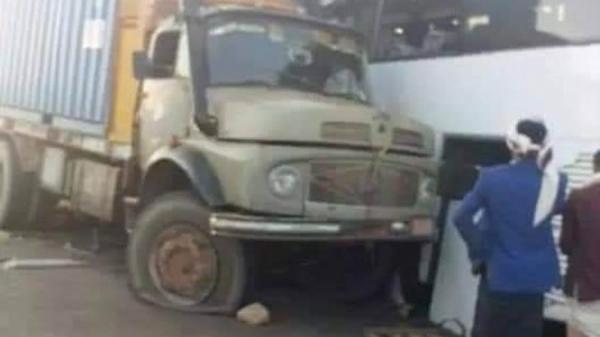 بالصور.. حادث مروع بين باص نقل جماعة وشاحنة يسفر عن مقتل 8 مسافرين بالبيضاء