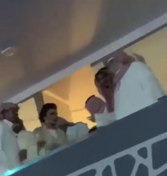 أمير سعودي يوضح سبب تقبيله لرأس الفنانة أصالة علناً امام الناس 