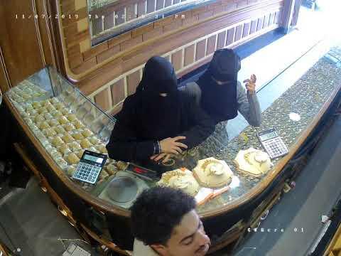 فتاة تقوم بعملية سرقة سريعة وخطيرة في محل ذهب في صنعاء شميلة.. شاهد ما حدث لها ! (فيديو)