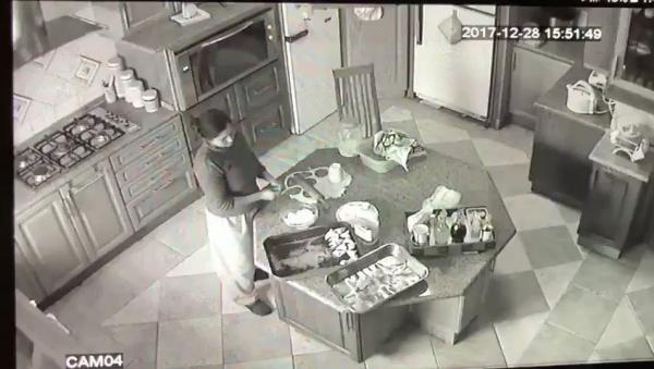 رصدتها كاميرات المراقبة.. شاهد ما تقوم به هذه الخادمة في مطبخ مخدوميها بالسعودية