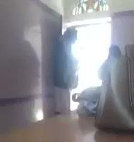 شاهد بالفيديو .. حوثي يتهجم على معلمة في البيضاء