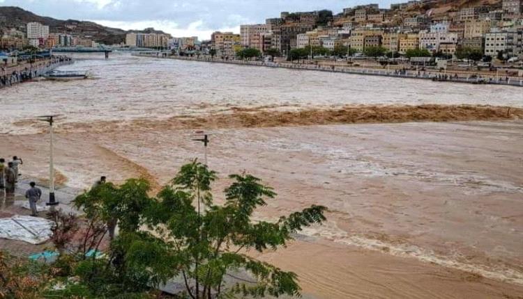وفاة 5 اشخاص في حضرموت والمهرة نتيجة السيول المتدفقة