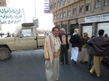 بالصور: قبائل الحيمة يقطعون شارع الستين "شريان الحياة"  في العاصمة صنعاء احتجاجاً على اعتقال احد مشائخهم من قبل الفرقة