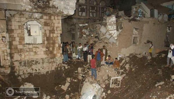 شاهد عدد من الصور كيف اصبحت حارة الصعدي وسط صنعاء بعد تهدم أحد المنازل جراء القصف الليلة الماضية
