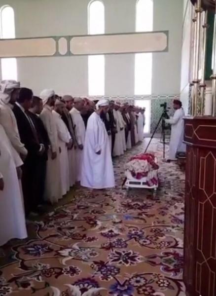 بالصور: تشييع جثمان كنعان يحيى صالح في مسقط بحضور والده وعمه 