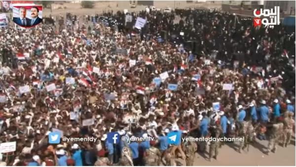 طارق صالح وعشرات الآلاف يحضرون حفل احياء الذكرى الاولى لاستشهاد الزعيم ورفيقة الامين (فيديو)