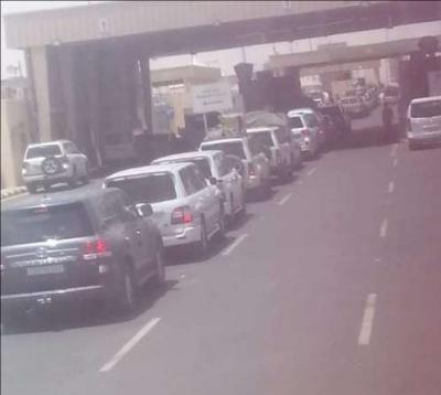 شاهد أولى الصور لطوابير سيارات الدفع الرباعي باتجاه اليمن بعد سماح السعودية بخروجها