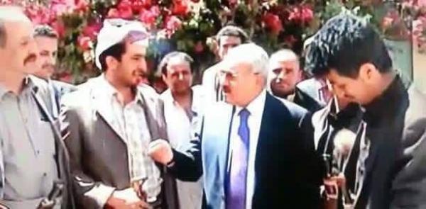 صالح يظهر بشكل مفاجئ في عزاء بالعاصمة صنعاء (صورة)