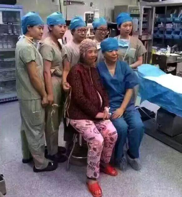 صينية تنجب طفلا وعمرها يبلغ 64 عامًا  (صور)