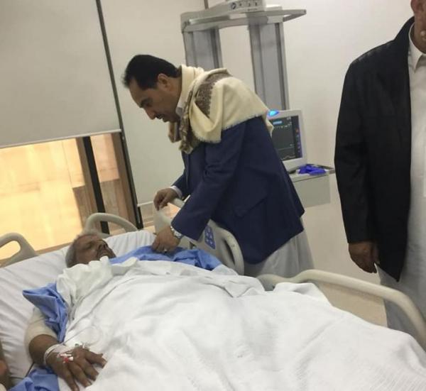 الوزير البكري يزور اثنين من القيادات العسكرية الذين اصيبوا بتفجير العند (الاسماء + صور)