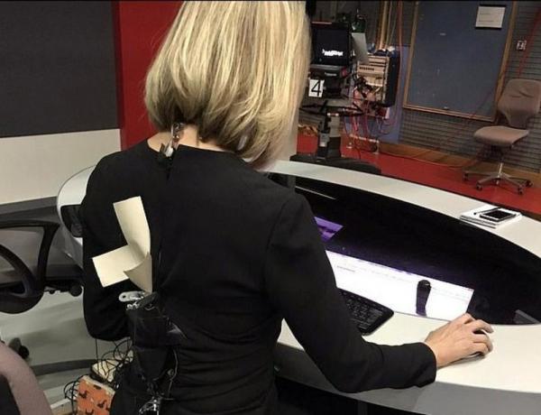 تمزق فستان مذيعة بي بي سي يعرضها لموقف محرج.. وهذا ما فعله زملاؤها (شاهد)