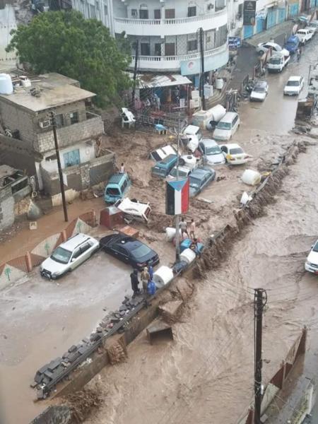 بالصور.. السيول والأمطار تغرق عدن وتحدث اضراراً بشرية ومادية جسيمة