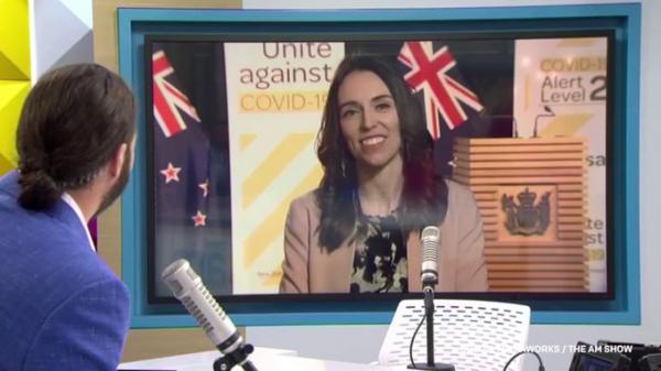 شاهد: ردة فعل رئيسة وزراء نيوزيلندا لحظة وقوع زلزال أثناء إجرائها مقابلة تلفزيونية