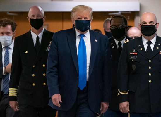 ترامب يظهر بكمامة زرقاء بختم رئاسي ذهبي (شاهد)