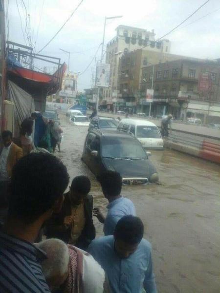 صنعاء تغرق ظهر اليوم بسبب الامطار .. تعرف على السبب الاكبر وراء تفاقم الوضع