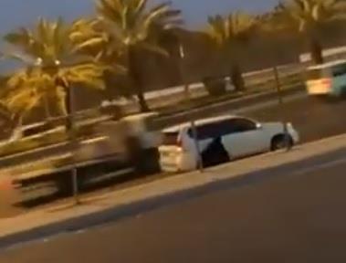 بالسعودية.. امرأة توقف سيارتها في طريق سريع لأداء الصلاة (فيديو)