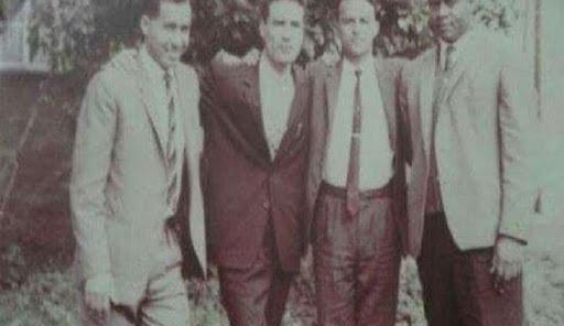 صورة نادرة وقديمة جدا قبل حوالي 54 عام تجمع الرئيس هادي بالقذافي
