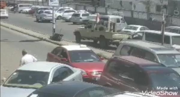 "بلطجة" طقم عسكري في عدن تثير جدلاً في الفيسبوك ما تسبب باعتقالهم