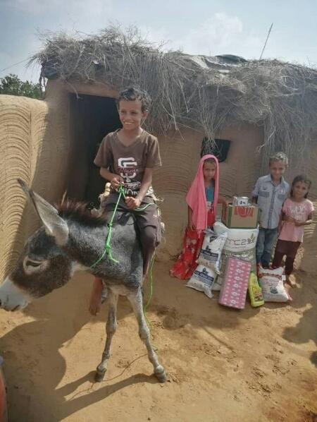 طفل يمني يبكي حماره الذي مات امام عينيه .. وهذا ما حدث !