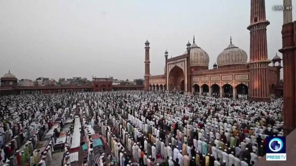 شاهد فيديو آلاف المسلمين في العاصمة الهندية نيودلهي يؤدّون صلاة عيد الفطر