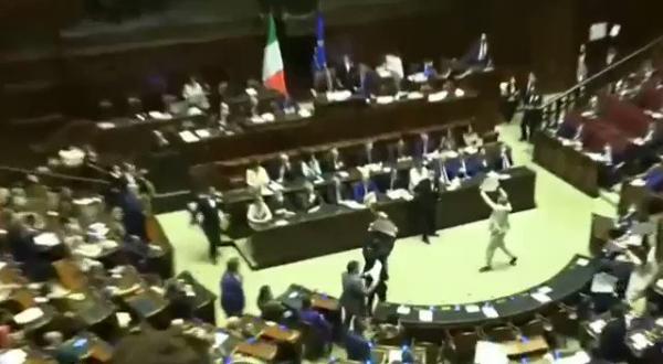 انتفاضة داخل البرلمان الإيطالي ضد ارسال الأسلحة الى أوكرانيا (فيديو)