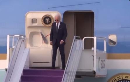 الرئيس بايدن يصل مدينة جدة السعودية .. شاهد فيديو من كان في استقباله