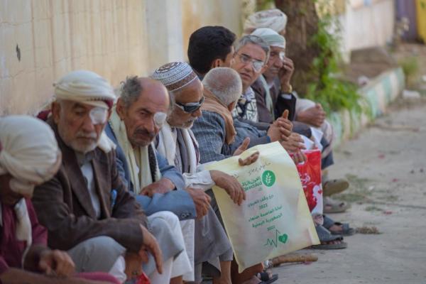 العون المباشر تجري (٢٧٥) عملية إزالة مياه بيضاء وزرع عدسات في أمانة العاصمة