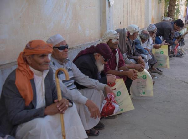 العون المباشر تجري (٢٧٥) عملية إزالة مياه بيضاء وزرع عدسات في أمانة العاصمة