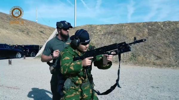 رئيس الشيشان يدرب أبناءه على السلاح لإرسالهم إلى جبهات القتال في أوكرانيا (فيديو)