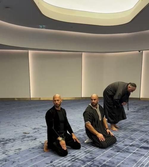 الملاكم والشخصية الشهير «آندرو تيت» يعلن دخوله الإسلام