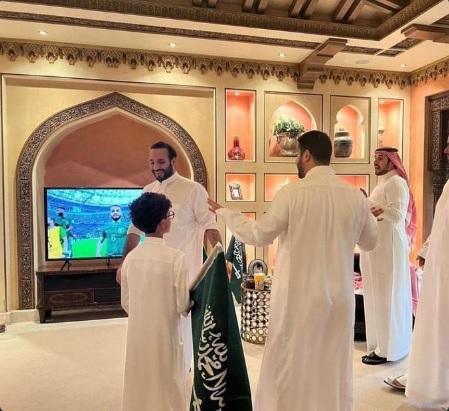شاهد ثلاث صور لفرحة الأمير محمد بن سلمان اليوم بعد فوز السعودية