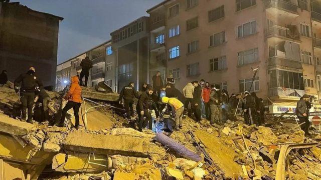 هزة أرضية مدمرة بمقدار 7.7 تضرب وسط تركيا وانهيار مئات المباني (فيديو)