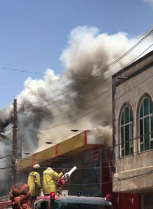اندلاع حريق كبير في مركز دبي للألعاب في شارع حده وسط صنعاء (فيديو)