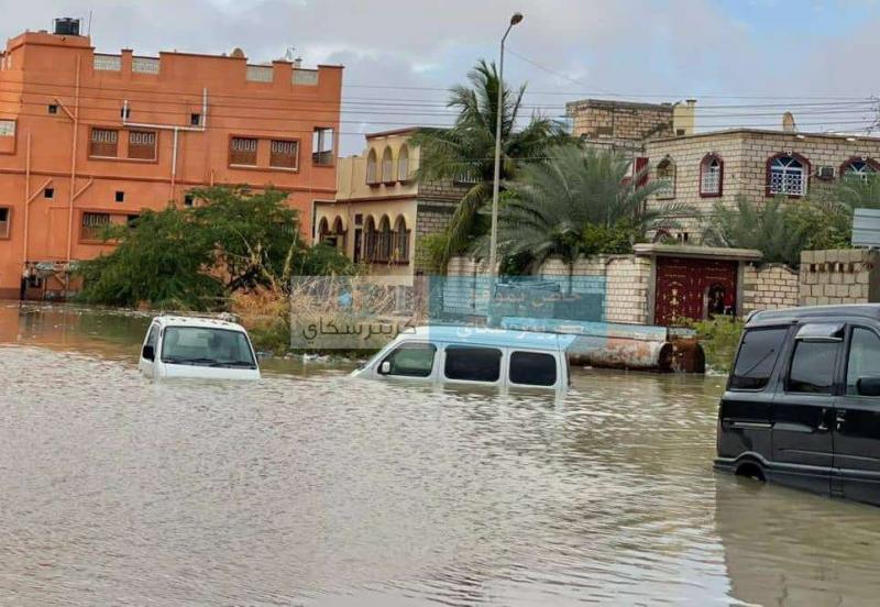 حضرموت تشهد أمطار غزيرة والسلطة المحلية تطلق نداء استغاثة