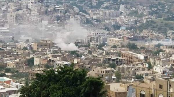 الحوثيون يقصفون أحياء سكنية في عصيفره في تعز وتدمير منزل