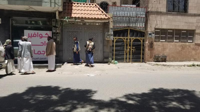 صحيفة: عصابة مسلحة تحت حماية مسؤول أمني بصنعاء ينهبون عمارة في حدة (فيديو + صور)