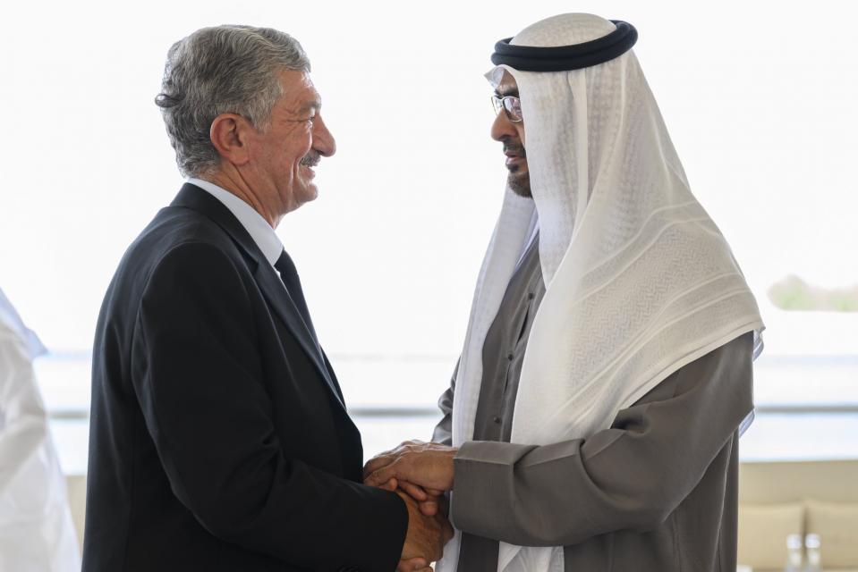 رئيس الإمارات «محمد بن زايد» يكرم مهندس عراقي بعد قيامه بزراعة أشجار والاهتمام بهم