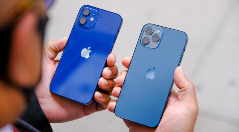 فرنسا تحظر بيع وشراء iPhone 12 بسبب الإشعاع الصادر منه.