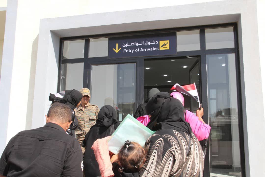 مطار المخا يستقبل دفعة من المواطنين اليمنيين العالقين في السودان