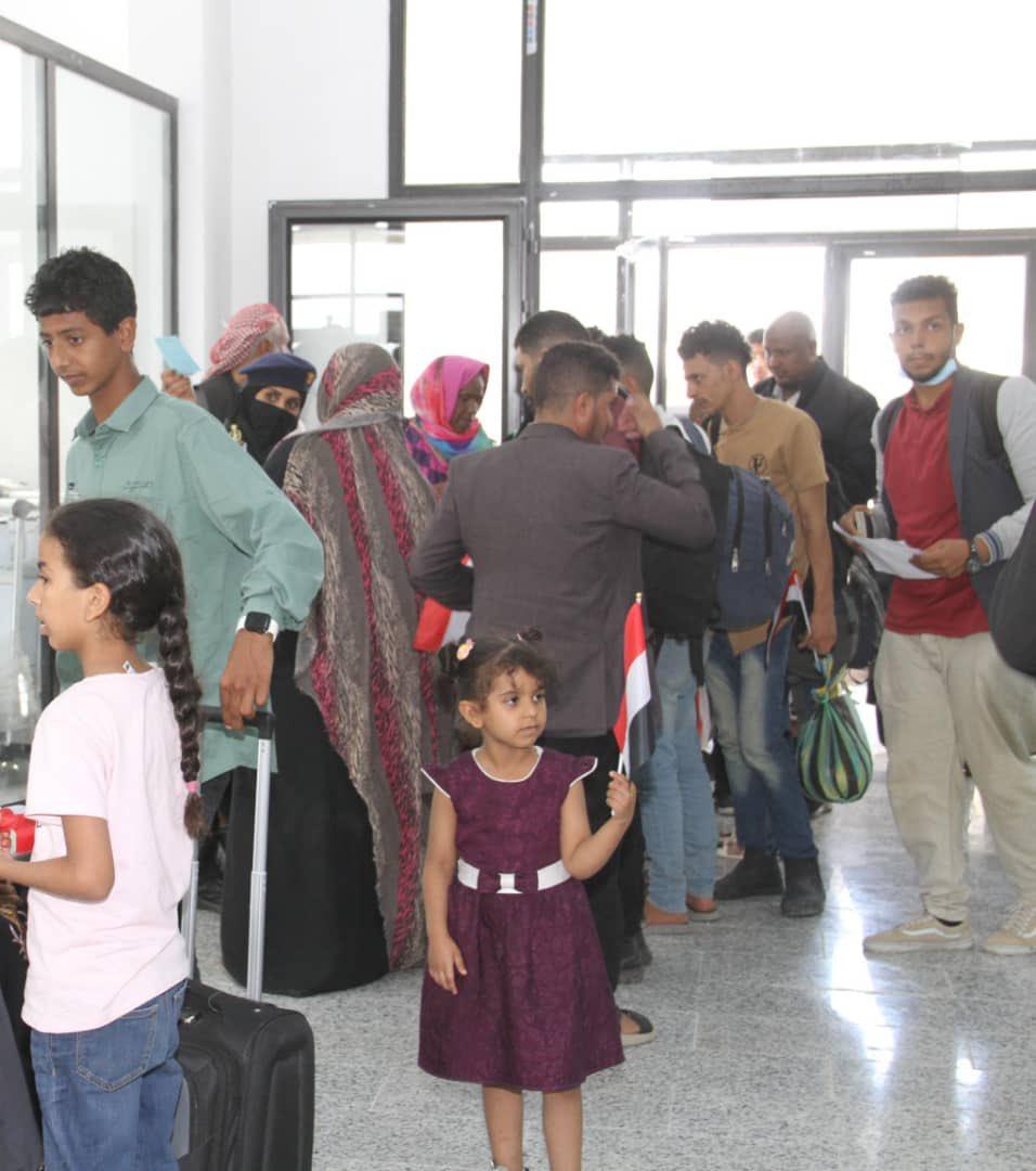 مطار المخا يستقبل دفعة من المواطنين اليمنيين العالقين في السودان