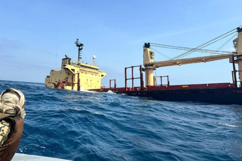 خلية الأزمة اليمنية تتحدث عن غرق السفينة روبيمار بعد عدم التجاوب مع مناشدات الحكومة الشرعية