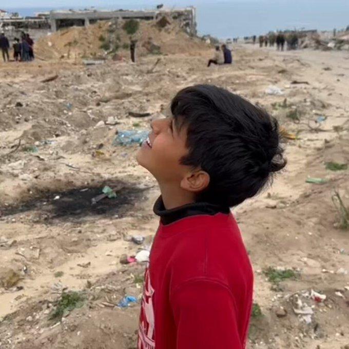 طفل غزاوي يعلق على الانزال الجوي الإماراتي فوق غزة .. بكلمات صادقة وصادمة !