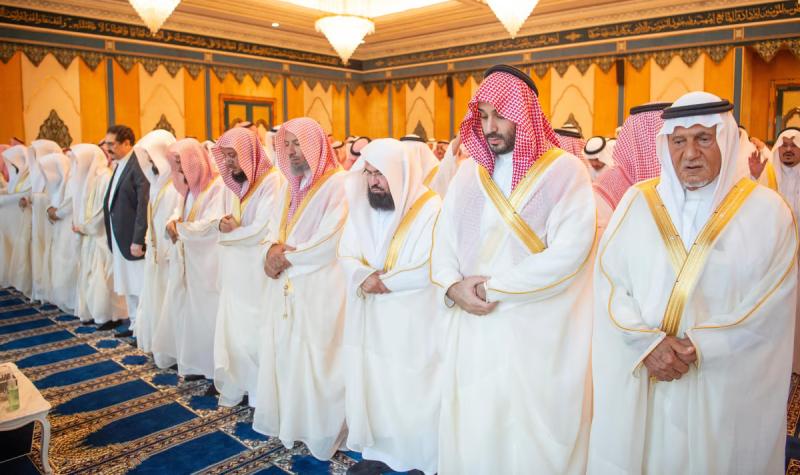 الأمير محمد بن سلمان يؤدي صلاة عيد الفطر المبارك مع جموع المصلين في المسجد الحرام