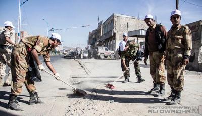 الصورة لجنود يمنيون يشاركون في حملة شارك لنظافة العاصمة صنعاء تصوير : علي عويضة