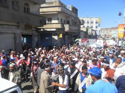  مسير ة احتجاجية بتعز للمطالبة بحقوق العمال في القطاع الخاص  وأدراجهم بالحوار الوطني