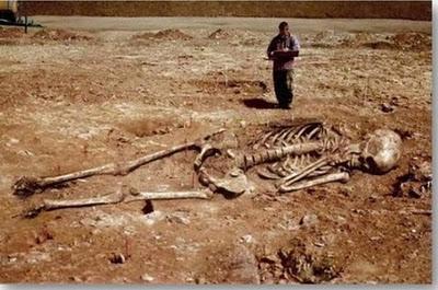 بالصور اكتشاف مؤخرا مقبرة لقوم عاد في صحراء الربع الخالي !!