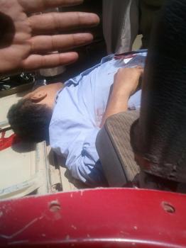 احد مرافقى مدير مديرية الوزاعية يقتل موظف امام ديوان تعز (صور)
