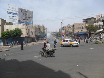 مظاهرات واشتباكات وجرحى يتجاوزون المائة والخمسون جريحا في تعز بعد تولي عبد قيران امن المحافظة